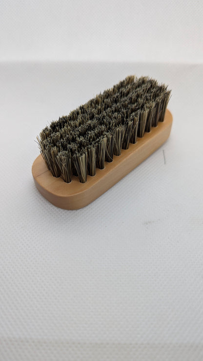 Brosse à Barbe Compacte en Poils de Sanglier & Bois Naturel - Les Soins Du Barbu