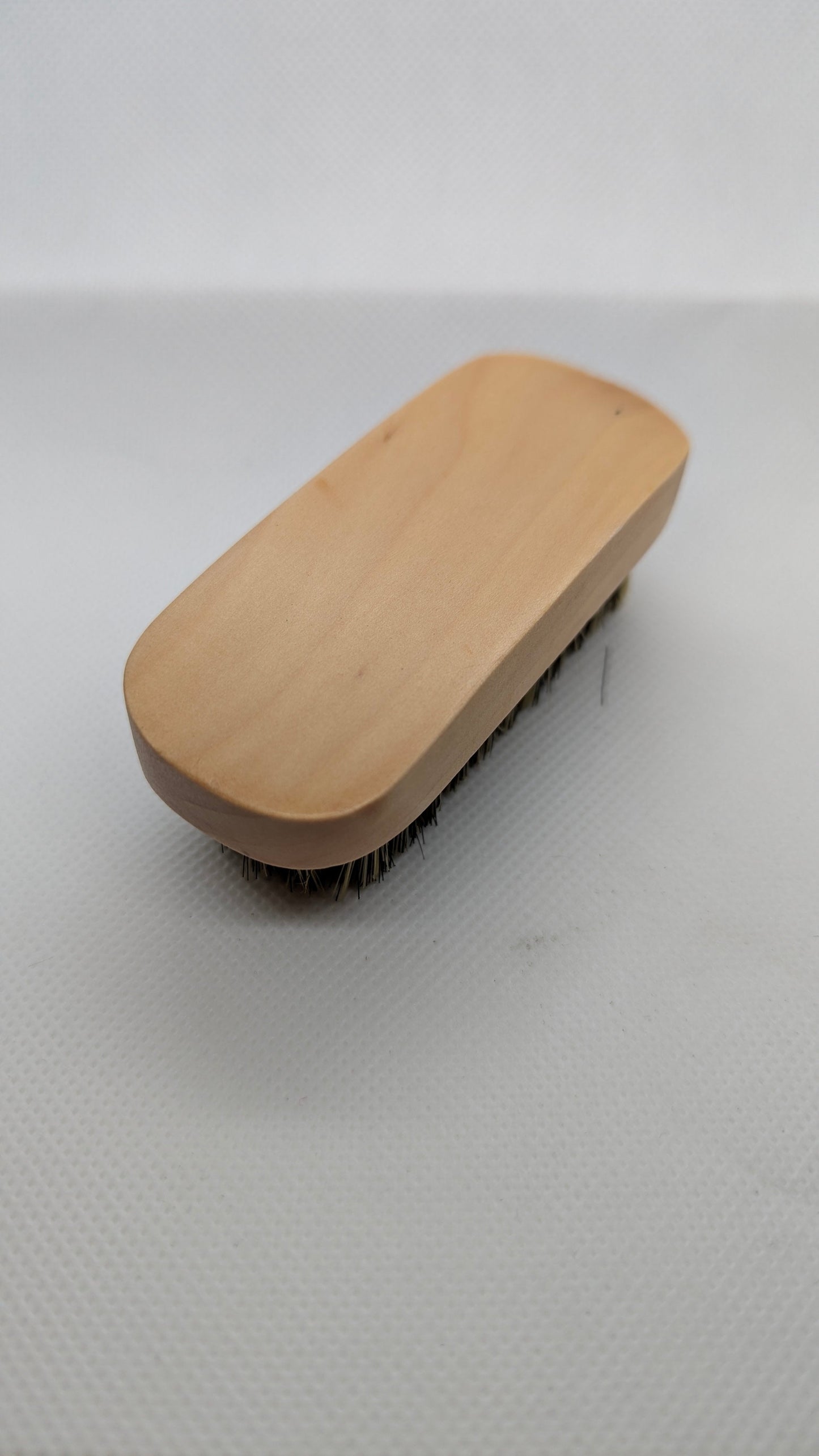 Brosse à Barbe Compacte en Poils de Sanglier & Bois Naturel - Les Soins Du Barbu