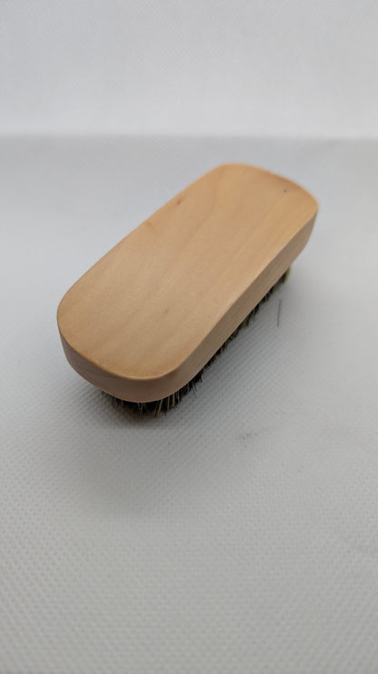 Brosse à Barbe Compacte en Poils de Sanglier & Bois Naturel - Les Soins Du Barbu