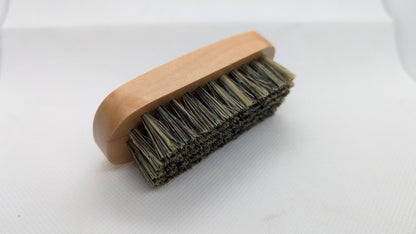 Brosse à Barbe Compacte en Poils de Sanglier & Bois Naturel - Les Soins Du Barbu